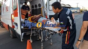 Motociclista sofre possível fratura exposta após colisão frontal na Av. Brasil.   