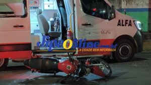Motociclista é socorrido após colisão com ambulância do SAMU em cruzamento.   