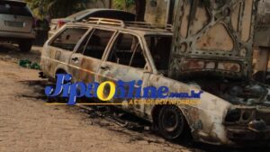Carro é destruído por incêndio em rua de Ji-Paraná.