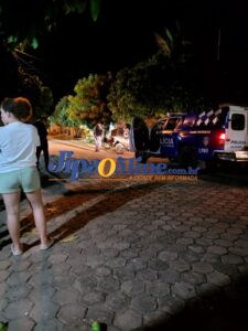 Motociclista fica ferida após colisão entre duas motos no bairro Orléans.