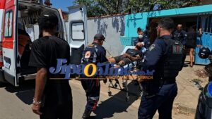 Homem é agredido após confusão em bar e corre para casa da mãe para pedir ajuda.