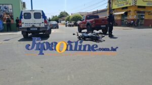 Motociclista bate em porta de Ranger e fica ferido em cruzamento de Ji-Paraná.