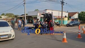Motociclista é socorrido em estado grave após bater em caminhão em cruzamento.