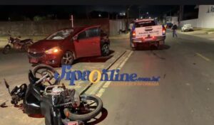 Após colisão entre carro e  moto motociclista é socorria pelo SAMU.