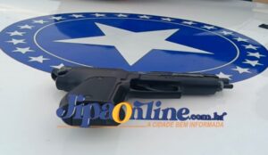 Motorista é encontrado dormindo ao volante com simulacro de arma em Ji-Paraná.