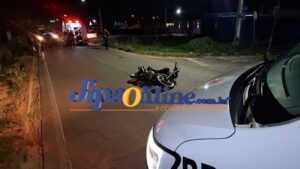 Colisão entre duas motos deixa mulher e duas crianças feridas na T-28.
