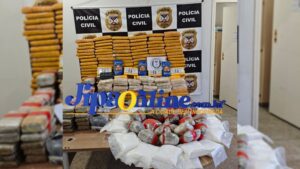 Polícia Civil apreende 244 quilos de drogas e veículo, a carga incluía skunk, cocaína, crack e haxixe.