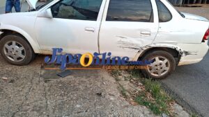 🚨 Colisão entre Classic e Tracker termina com carro atingindo parede de residência em Ji-Paraná.