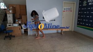 Mulher é conduzida à Unisp após surrar a vizinha com vara de pescar.