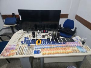 Polícia Militar prende suspeito de tráfico e apreende drogas, dinheiro e 11 celulares em Ji-Paraná.